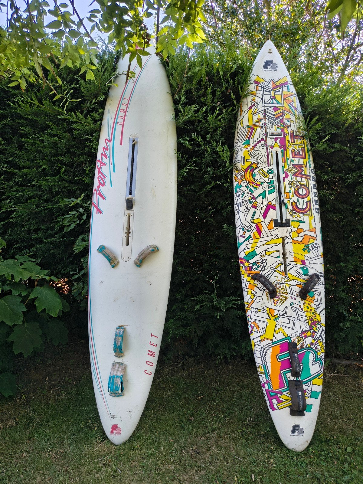 2 vintage surfplanken f2 met gieken en zeil - gratis, Sports nautiques & Bateaux, Planche à voile, Enlèvement, F2, Voile