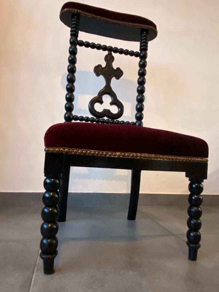 Vintage Gothic Revival stoel, donker hout met rode velvet, Ophalen