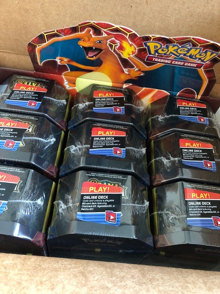 Hidden Fates Tin Sealed, Hobby en Vrije tijd, Verzamelkaartspellen | Pokémon, Ophalen of Verzenden, Nieuw, Boosterbox
