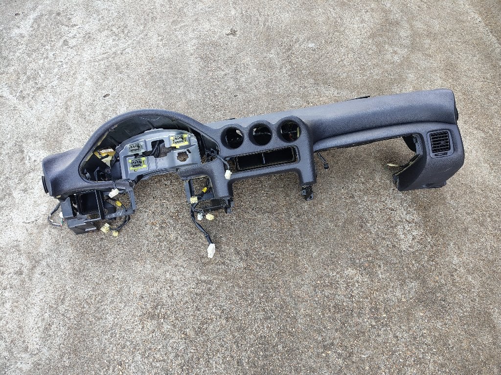 Dashbord Mitsubishi 3000GT (1991), Enlèvement, Mitsubishi