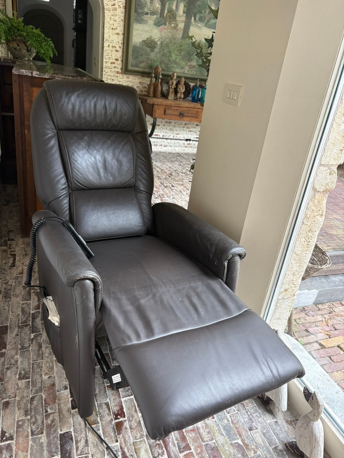 Electrische donkerbruine lederen relaxzetel., Huis en Inrichting, Fauteuils, Ophalen, Gebruikt, Leer, Modern