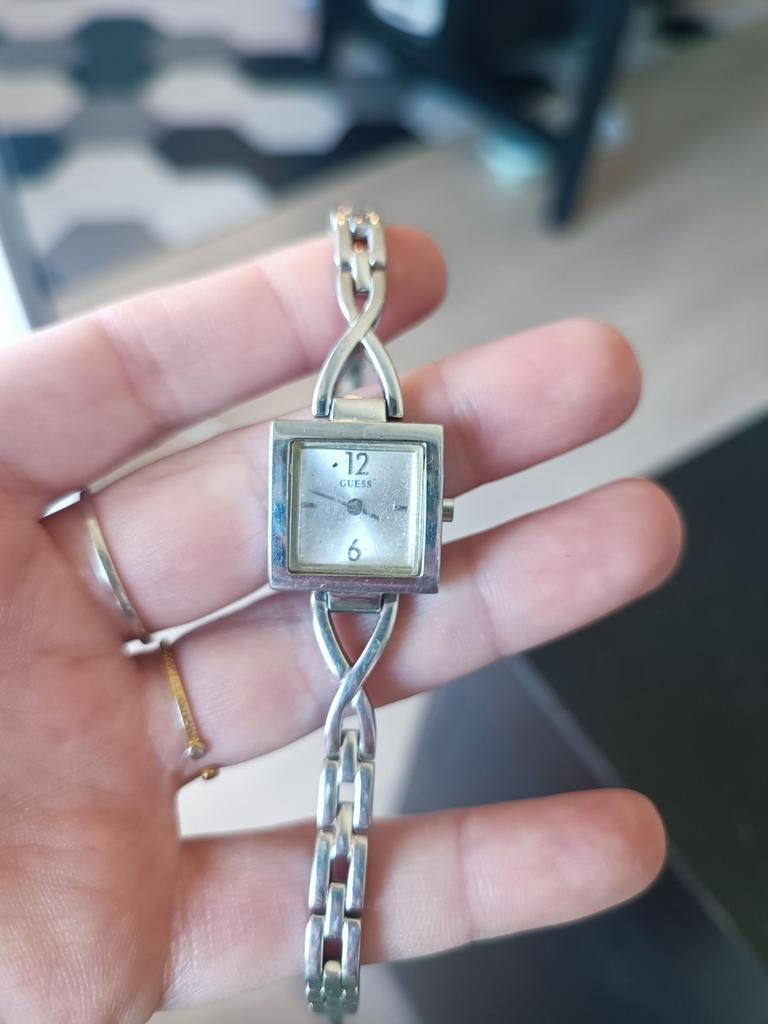 Montre femme guess, Enlèvement