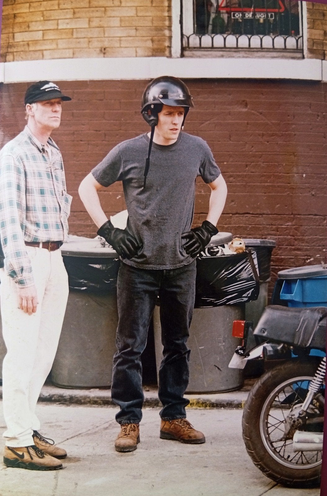 Hugh Grant sur un tournage avec moto. New York City. 1996, Enlèvement ou Envoi, Photo