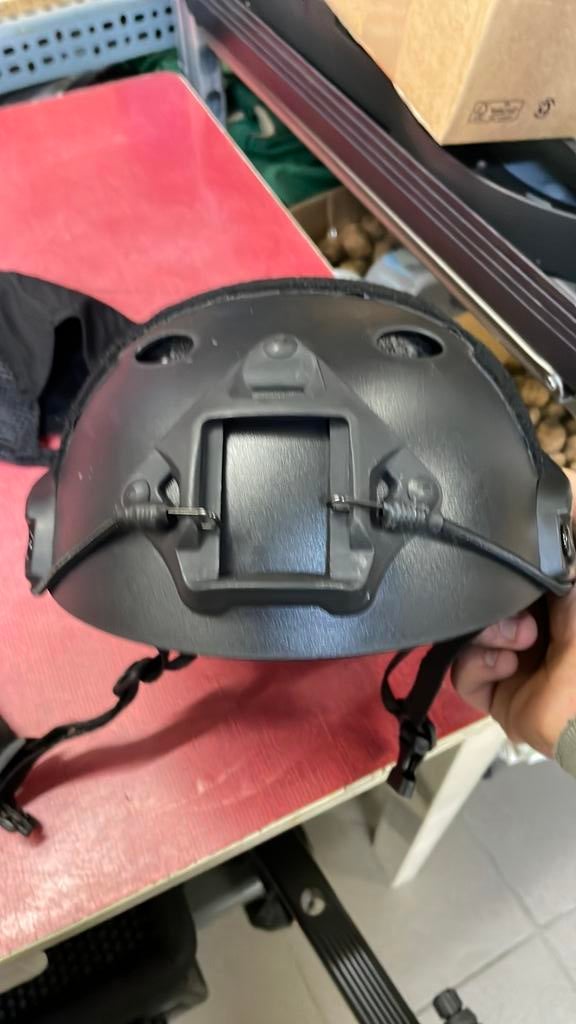 Airsoft helm zwart met zij rails., Ophalen, Zo goed als nieuw