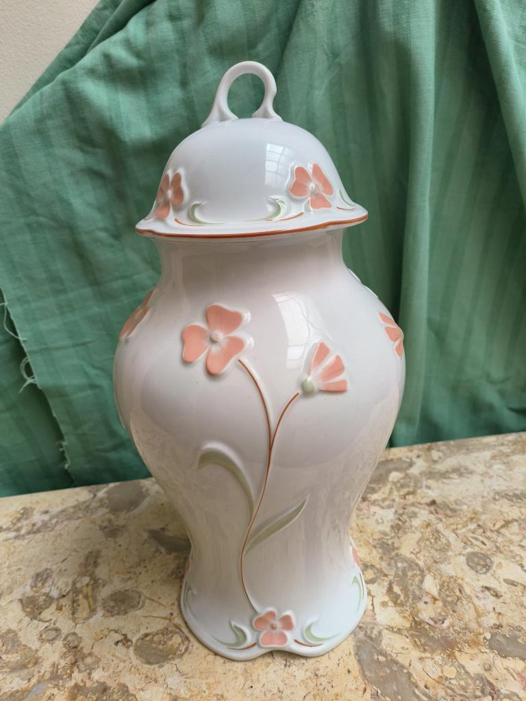 Witte porseleinen vaas met bloemenmotief en deksel, Antiek en Kunst, Ophalen