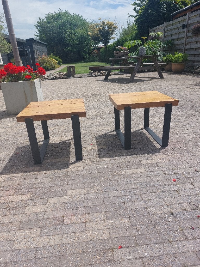 2 mooie houten bijzettafeltjes met gietijzeren poten., Huis en Inrichting, Ophalen, Minder dan 45 cm, Minder dan 55 cm, Vierkant