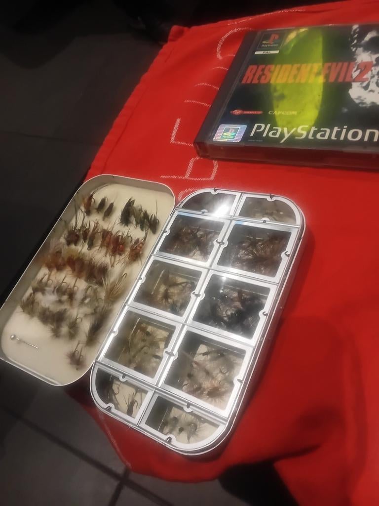 2 Boîtes à mouche Wheatley plus une centaine de mouches, Enlèvement ou Envoi