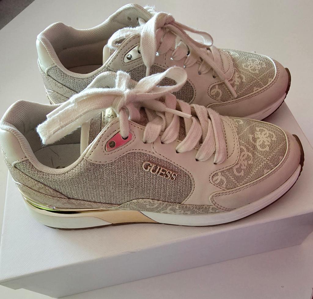 Basket femme GUESS beige 36, Enlèvement, Comme neuf, Chaussures