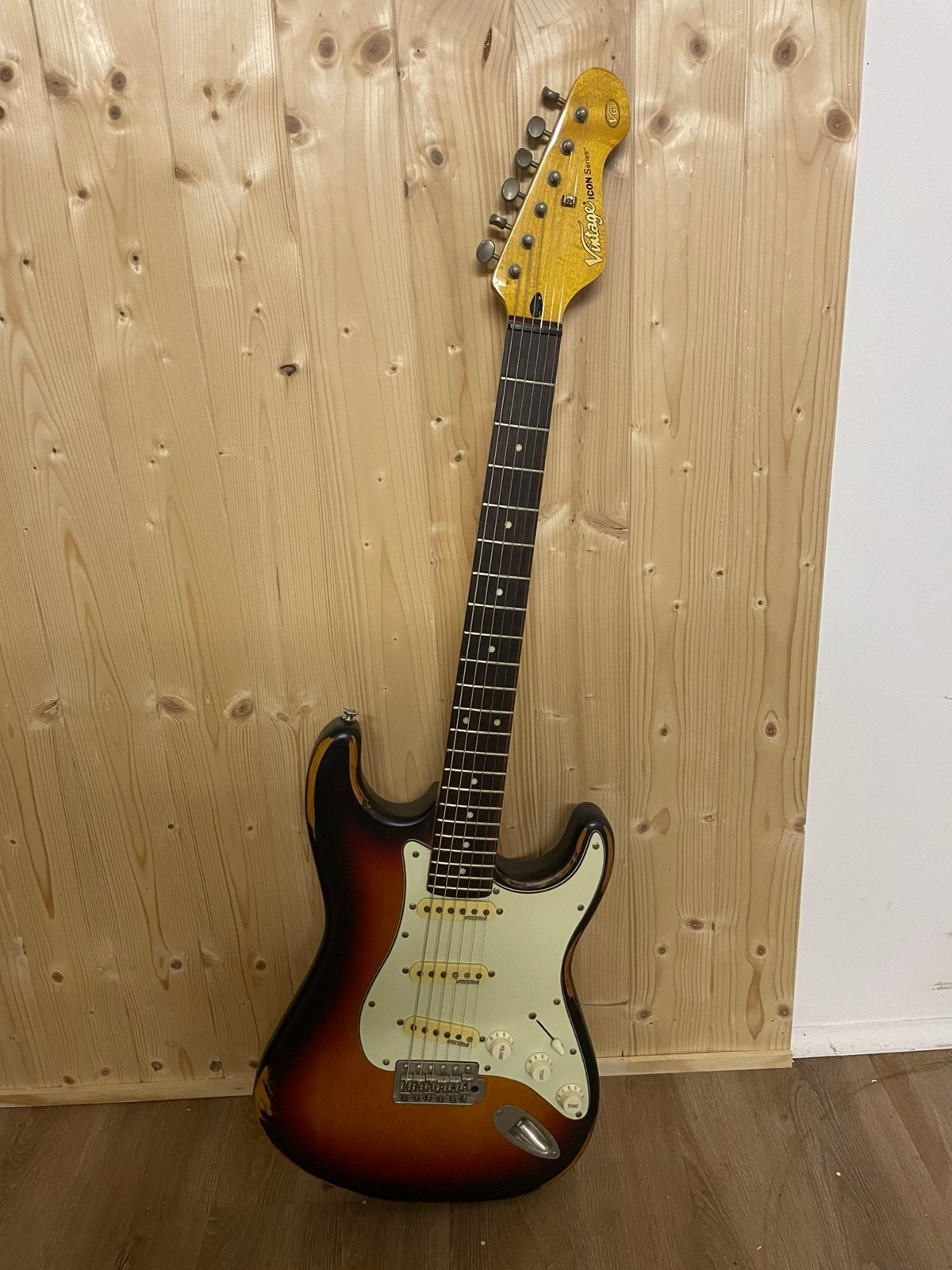 Vintage Icon V6 sunburst (stratocaster), Ophalen, Zo goed als nieuw, Solid body, Overige merken
