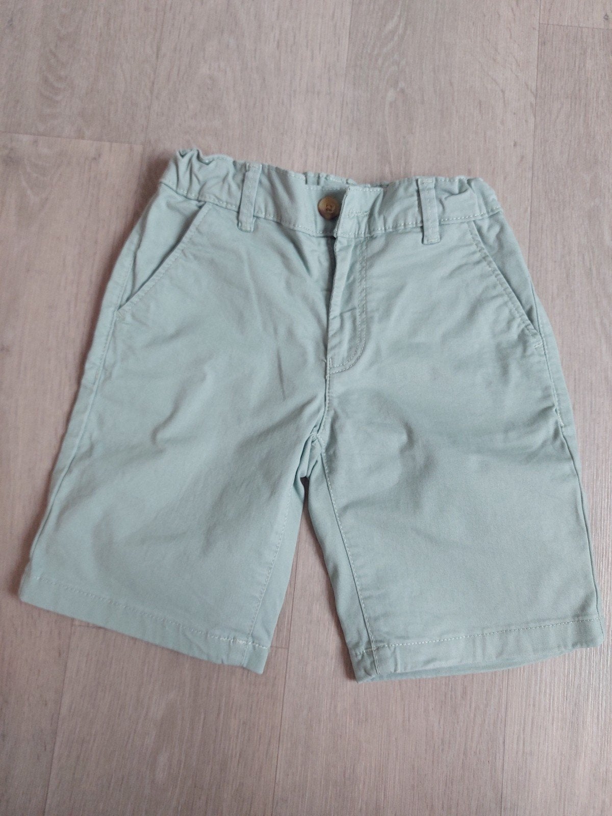 Short lichtgroen chino maat 9 jaar, Ophalen of Verzenden, Zo goed als nieuw, Jongen, Broek
