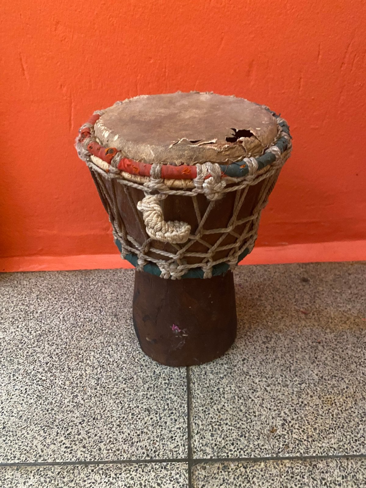 Ancien djembé africain / tambour traditionnel, Enlèvement, Utilisé, Tambour