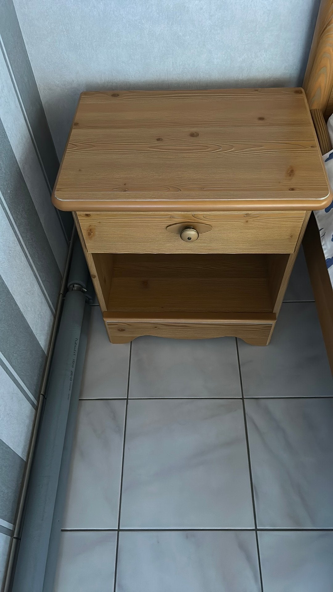 Eenpersoonsbed + nachttafel, Huis en Inrichting, Slaapkamer | Bedden, Ophalen, Zo goed als nieuw