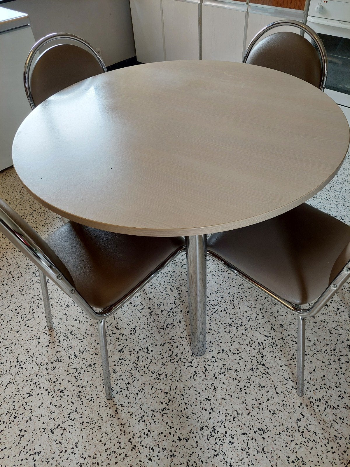keukentafel met stoelen, Enlèvement