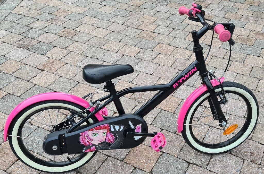 B'Twin kinderfiets   De fiets is zwart en heeft roze accente, Fietsen en Brommers, Fietsen | Kinderfietsjes, Ophalen, 16 tot 20 inch