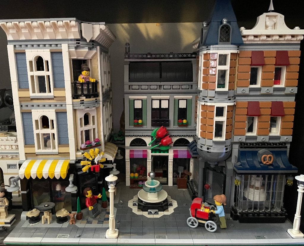 LEGO Creator Expert 10255 – Place de l’assemblée, Enfants & Bébés, Jouets | Duplo & Lego, Comme neuf, Lego, Ensemble complet, Complet