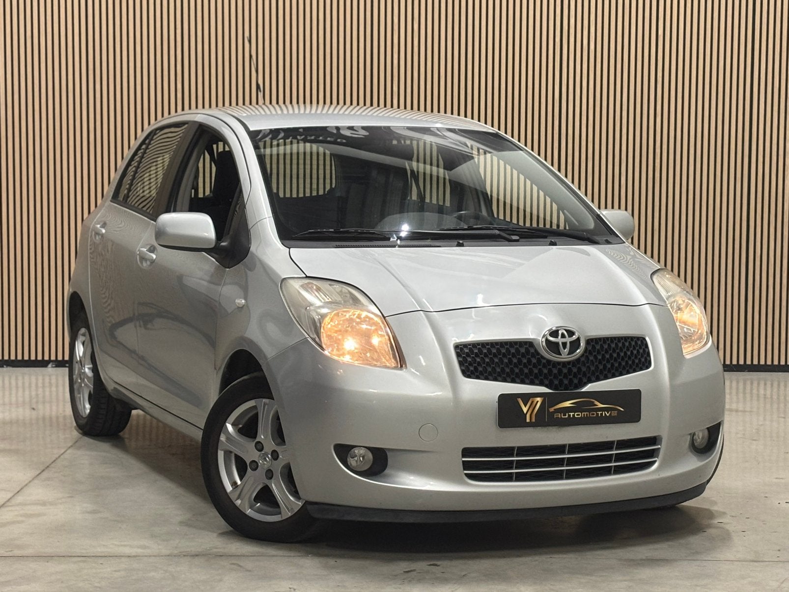 Toyota Yaris 1.3 essence, Autos, Argent ou Gris, Achat, Jantes en alliage léger, Entreprise