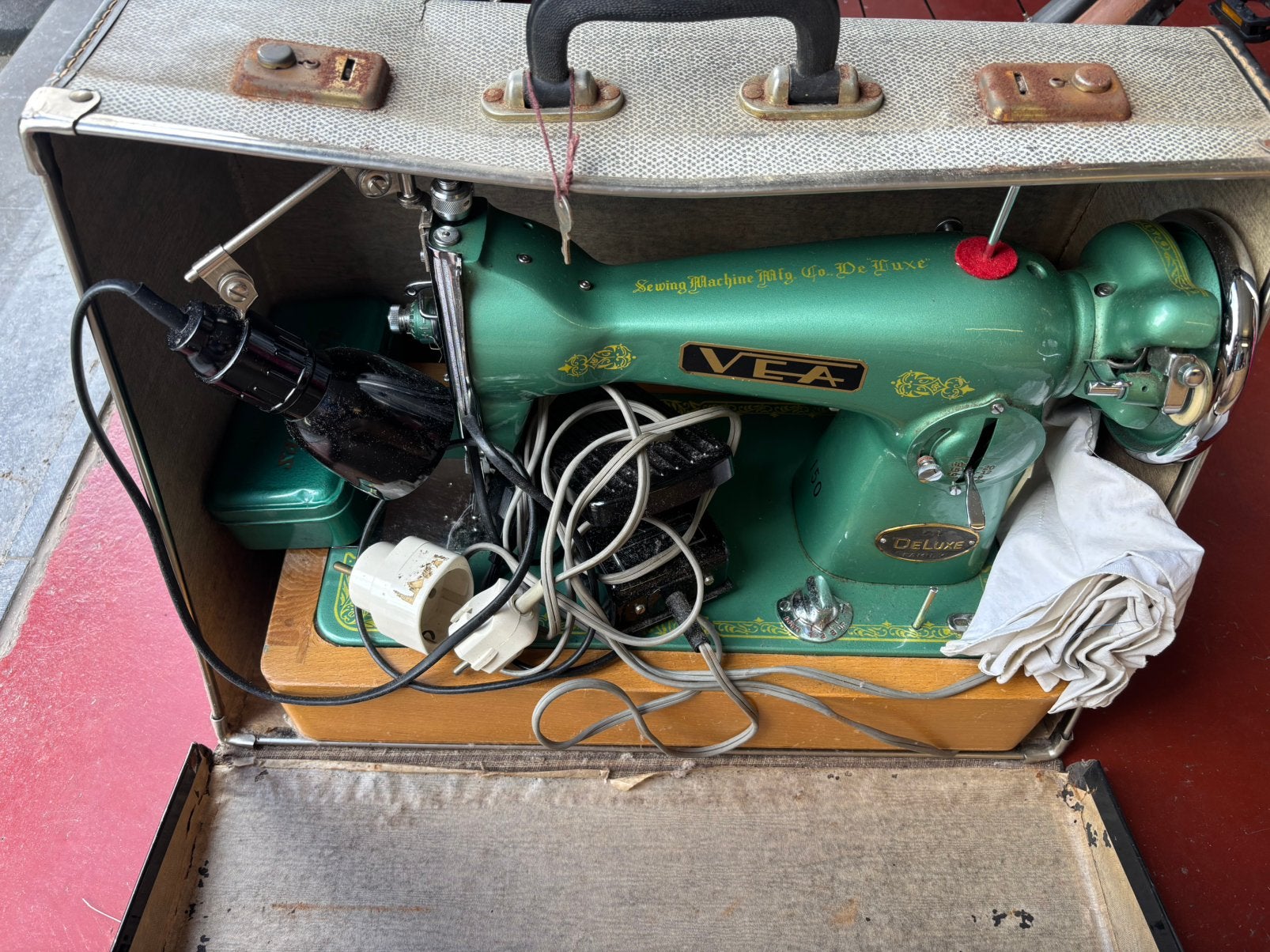 Vintage DeLuxe Family naaimachine in originele koffer, Ophalen