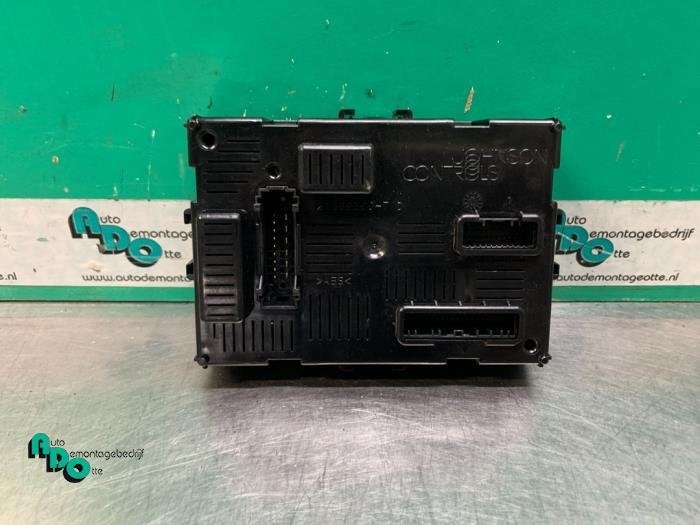 Boîte à fusibles d'un Renault Clio (Clio 3 06-), Renault, -, 3 mois de garantie, Utilisé
