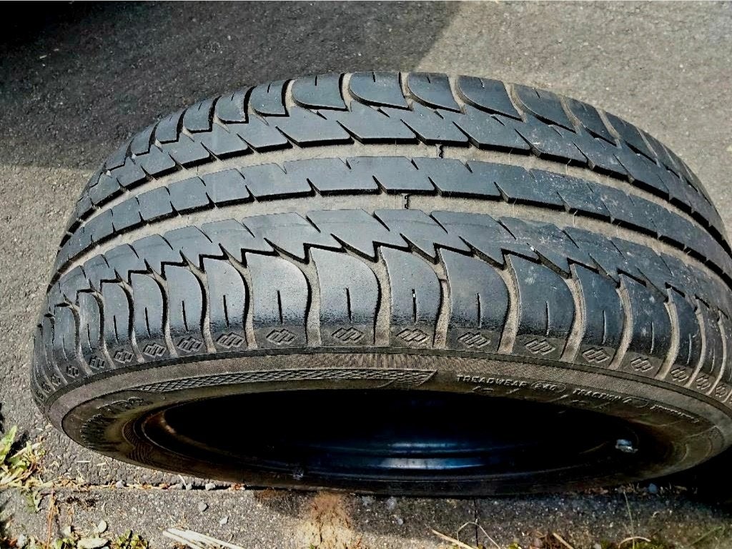 4 bons pneus été 205/55-16, VW entraxe 5x112, Pneus et Jantes, 16 pouces, Pneus été, 205 mm