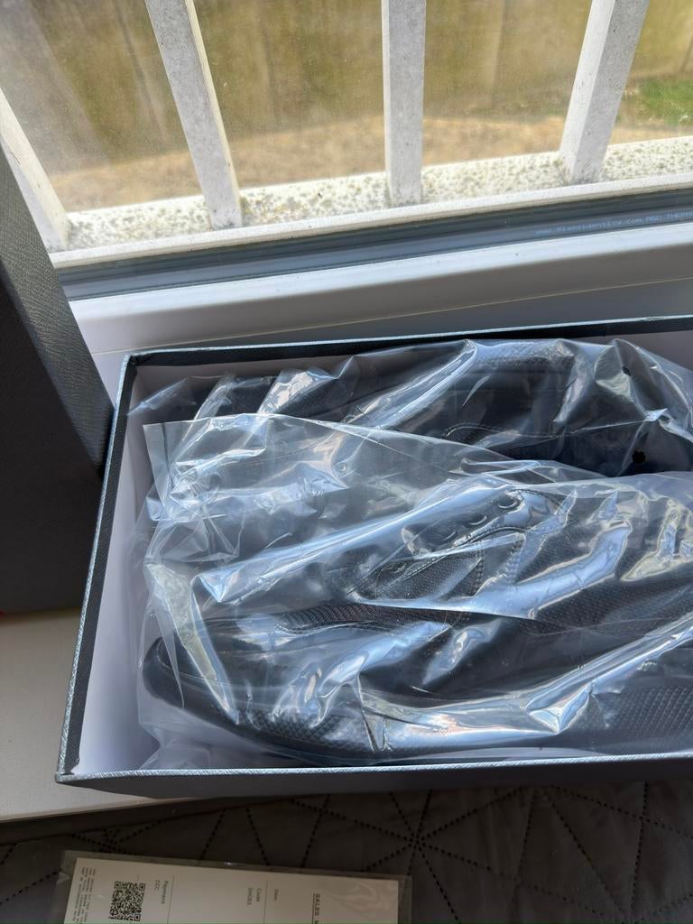 paire de chaussures, taille 42 , noir prada ., Ophalen of Verzenden, Nieuw, Overige kleuren