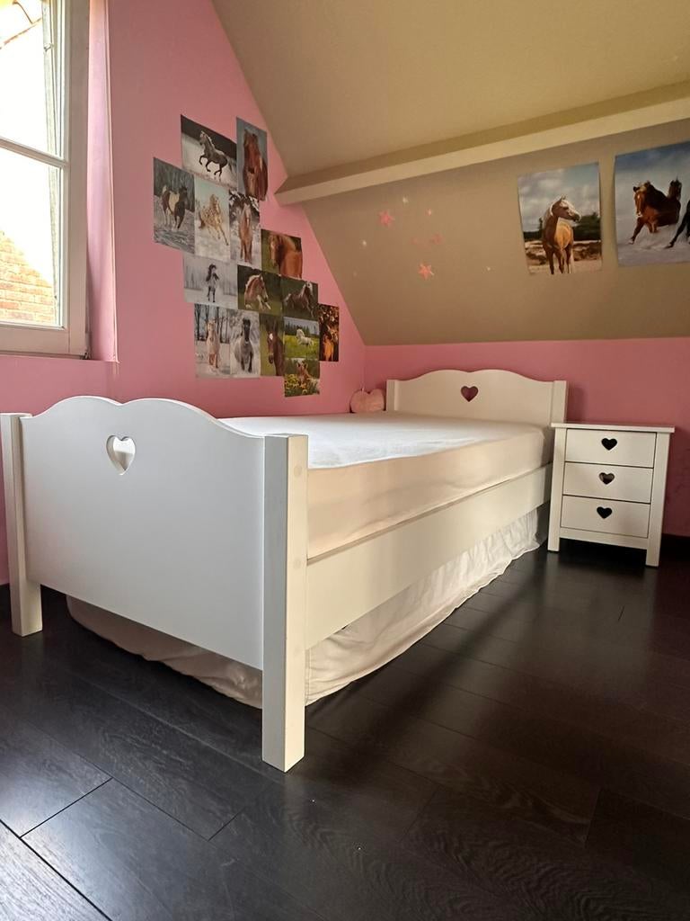 Kinderkamer (bed 90x200 + bureau + kast + nachtkast), Ophalen, Zo goed als nieuw, Lattenbodem