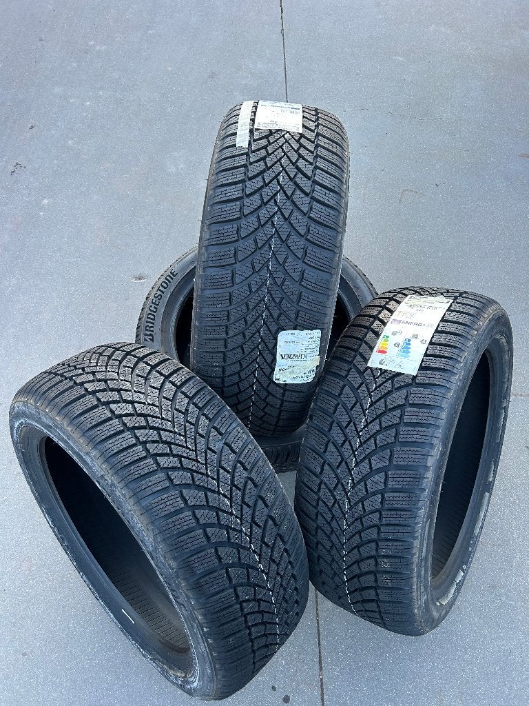 4 Pneus hiver (neufs) 215/50/R18 Bridgestone 92v, Autos : Pièces & Accessoires, Neuf, Véhicule de tourisme, Enlèvement, Pneus hiver