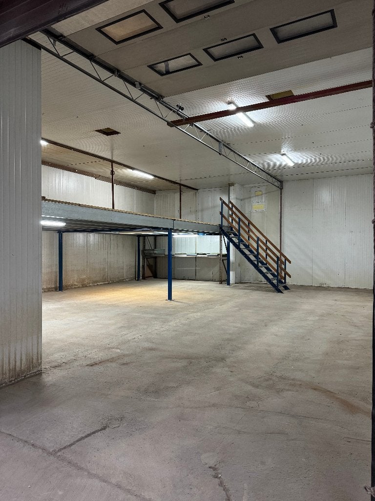 Opslagruimte te huur +/-140m², Ophalen
