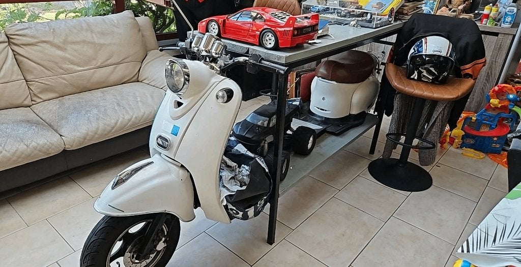 Handgemaakte vespa scooter staande eettafel, Huis en Inrichting, Ophalen, Gebruikt