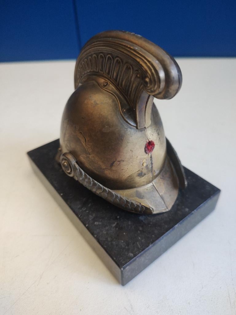 Miniatuur brandweerhelm , metaal op marmer , hoogte 12 cm, Verzenden