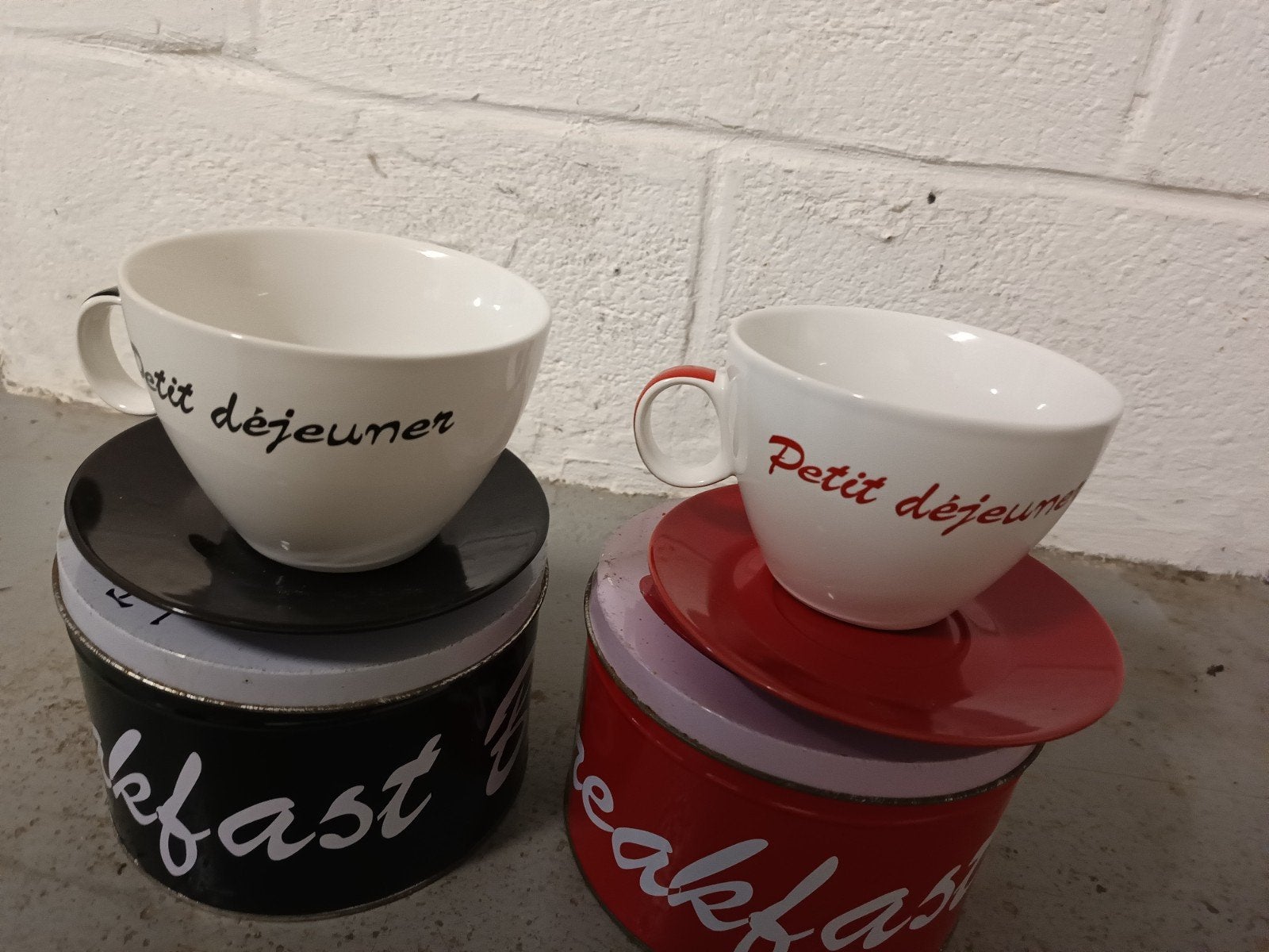 bol et sous tasse déjeuner, Enlèvement