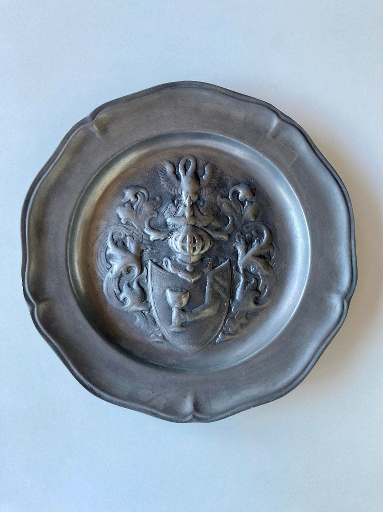 Tinnen bord – Wapenschild met helmteken, Ophalen of Verzenden