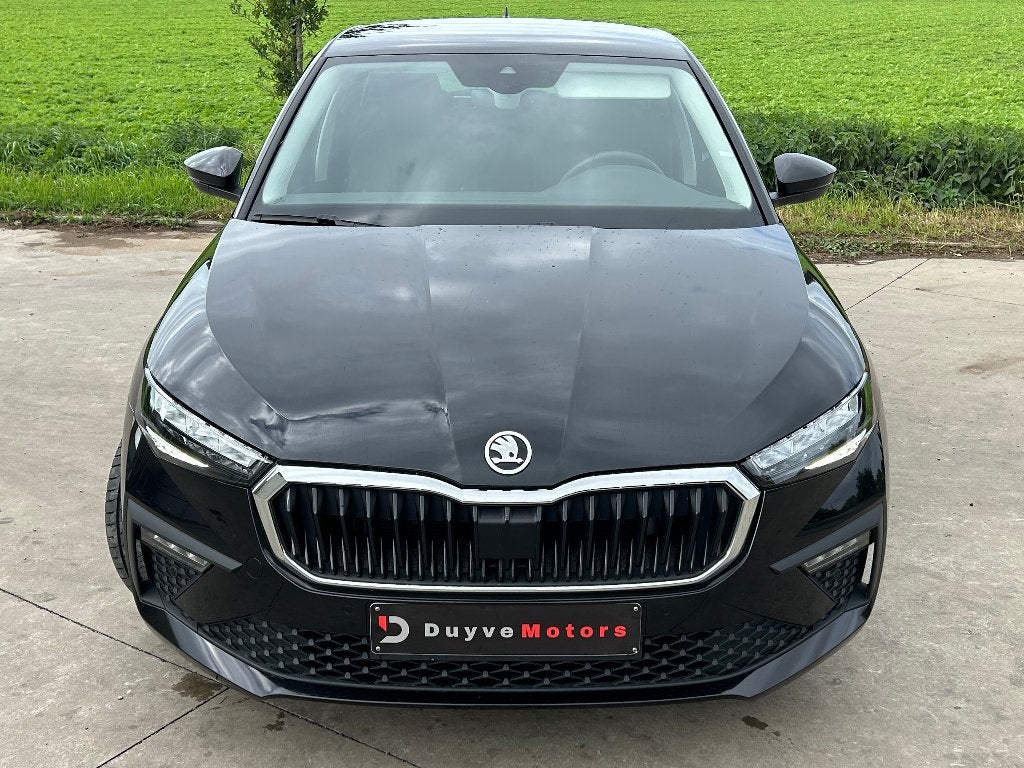 Skoda Scala 1.0TSI Automaat 2025 met fabrieksgarantie, Auto's, Dealer onderhouden, Zwart, Bedrijf, 5 deurs