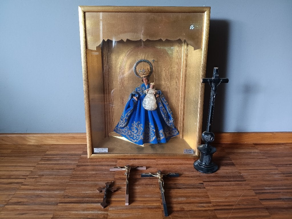 Retable Madonna in vitrinekast + kruisbeelden, Ophalen of Verzenden, Gebruikt, Beeld(je)