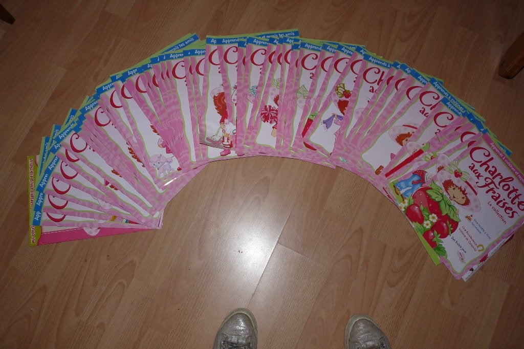 Ustenciles de cuisines + 66 fascicules Charlotte aux Fraises, Enfants & Bébés, Enlèvement, Comme neuf, Plastique, Accessoires de cuisine de jeu