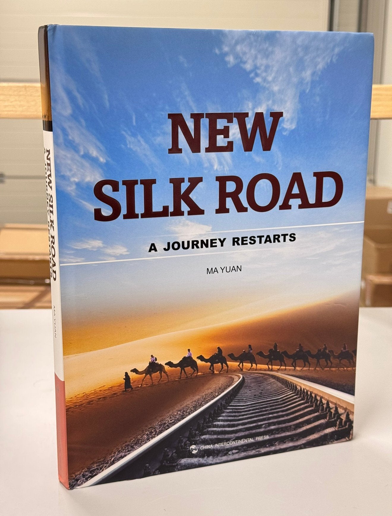 New Silk Road A Journey Restarts Ma Yuan hardcover zeldzaam, Boeken, Reisverhalen, Ophalen of Verzenden, Nieuw, Azië