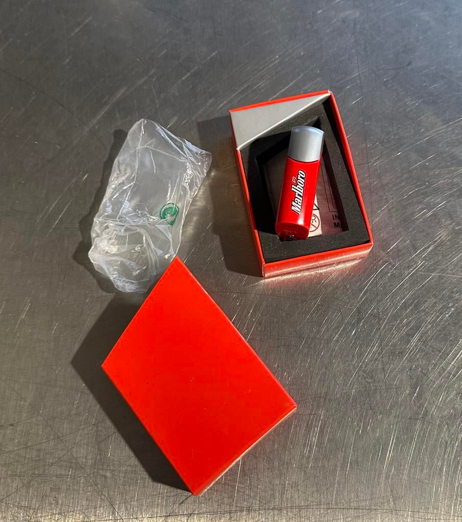 Briquet + cendrier edition Malboro, Enlèvement, Neuf, Briquet
