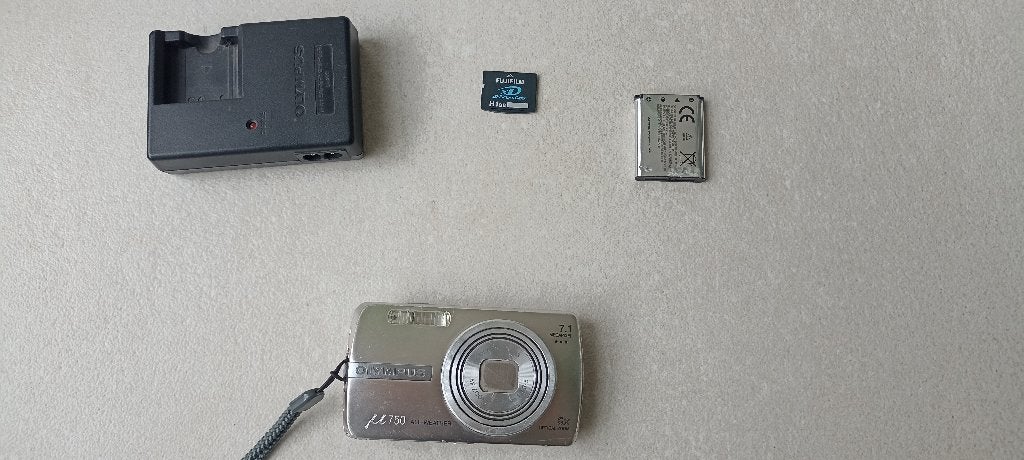 Caméra Y2K toutes saisons Olympus mju 750, Enlèvement ou Envoi, 4 à 7 fois, 7 mégapixels, Batterie