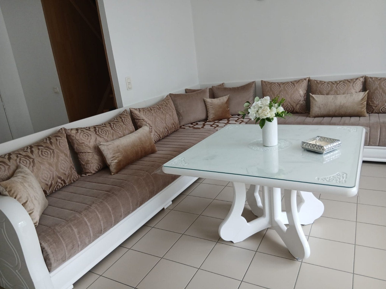 Zeer mooie moderne salon met tafel in het midden, Huis en Inrichting, Ophalen, Gebruikt, Hout