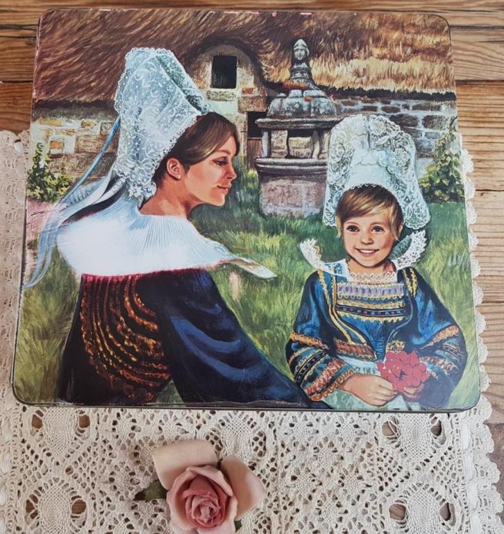 Frans brocante blik, klederdracht Bretagne, Les Bretonnes, Verzamelen, Blikken, Ophalen of Verzenden, Gebruikt, Koek(jes), Overige merken