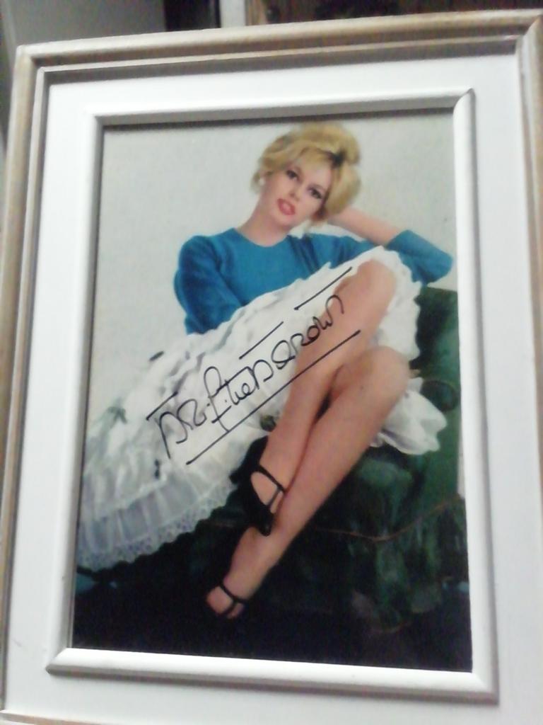 Brigitte Bardot met originele handtekening, Verzamelen, Muziek, Artiesten en Beroemdheden, Ophalen of Verzenden, Zo goed als nieuw