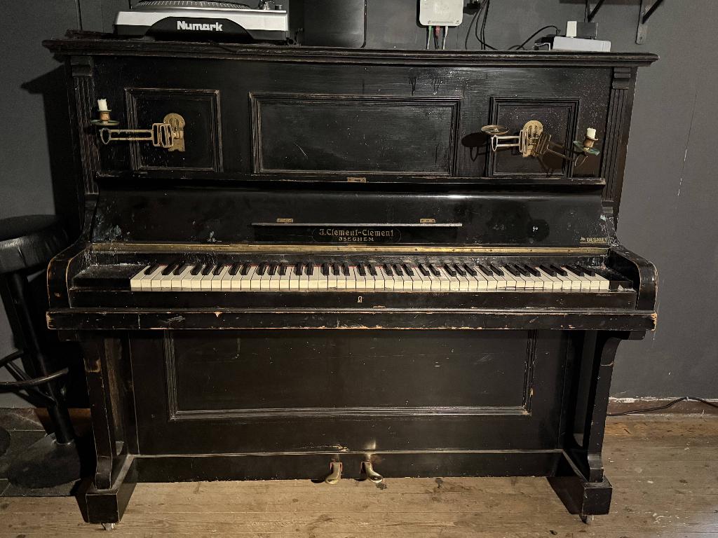 Vintage piano met karakter – perfect voor bar, interieur, Muziek en Instrumenten, Piano's, Ophalen, Gebruikt, Zwart, Piano