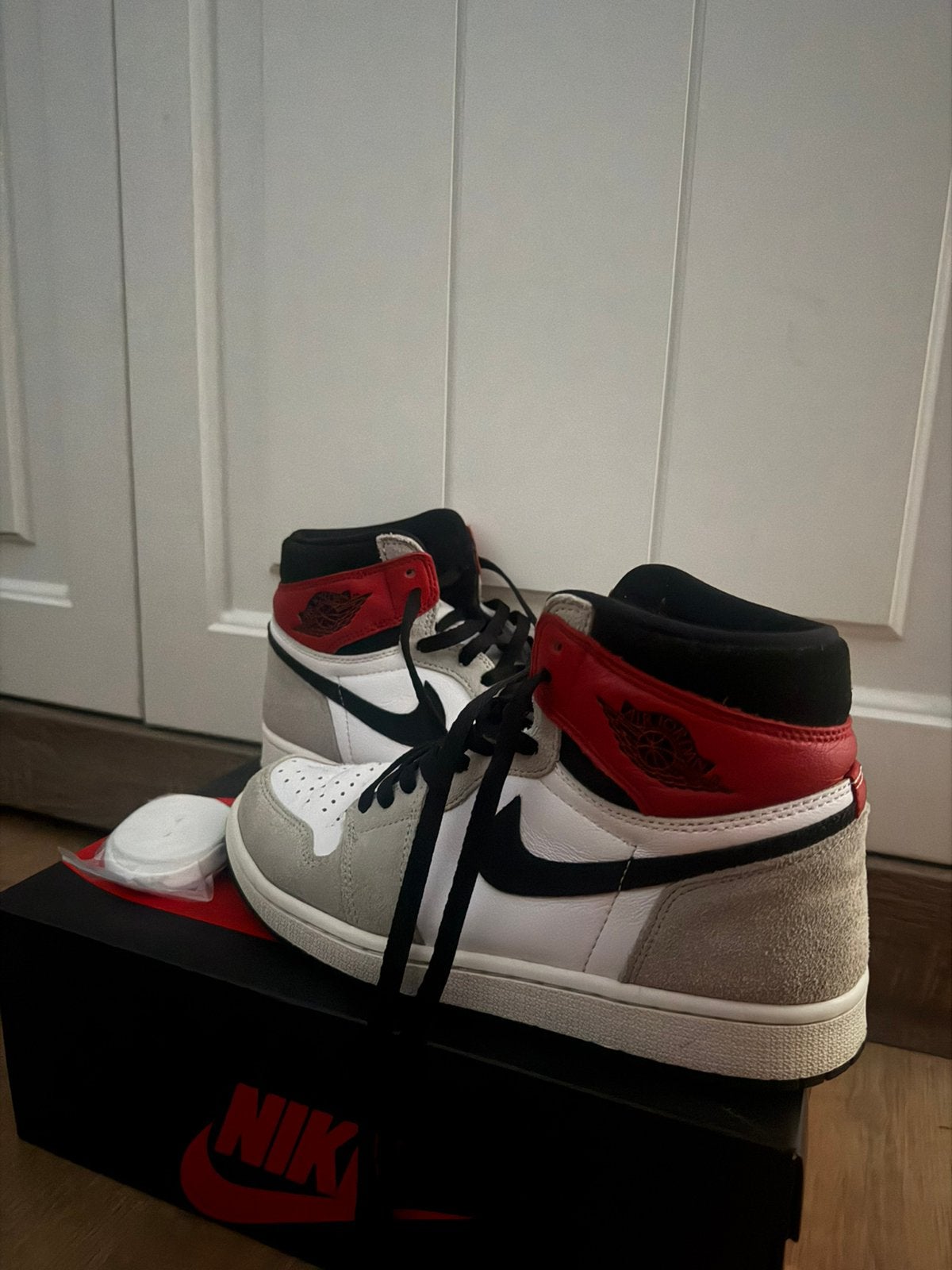 Air Jordan 1 Retro High 'Light Smoke Grey, Ophalen of Verzenden, Zo goed als nieuw, Sneakers