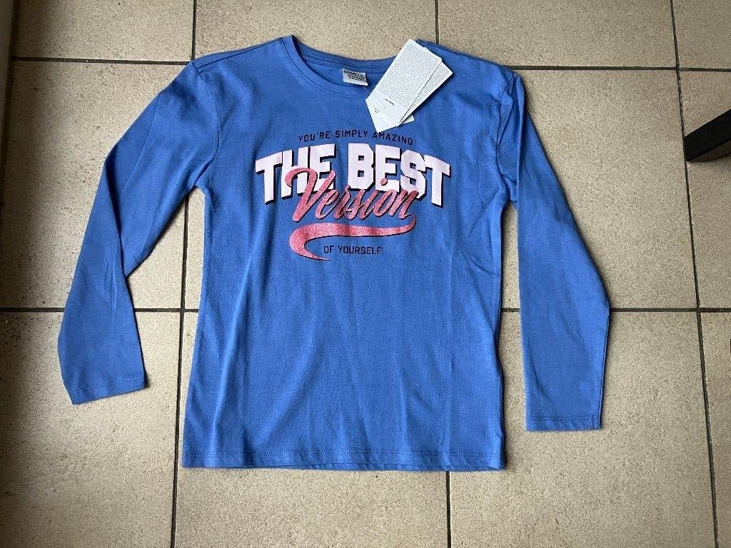 Nieuw Longsleeve ' The Best ' maat 134 / 140, Enfants & Bébés, Vêtements enfant | Taille 134, Enlèvement ou Envoi, Neuf, Fille