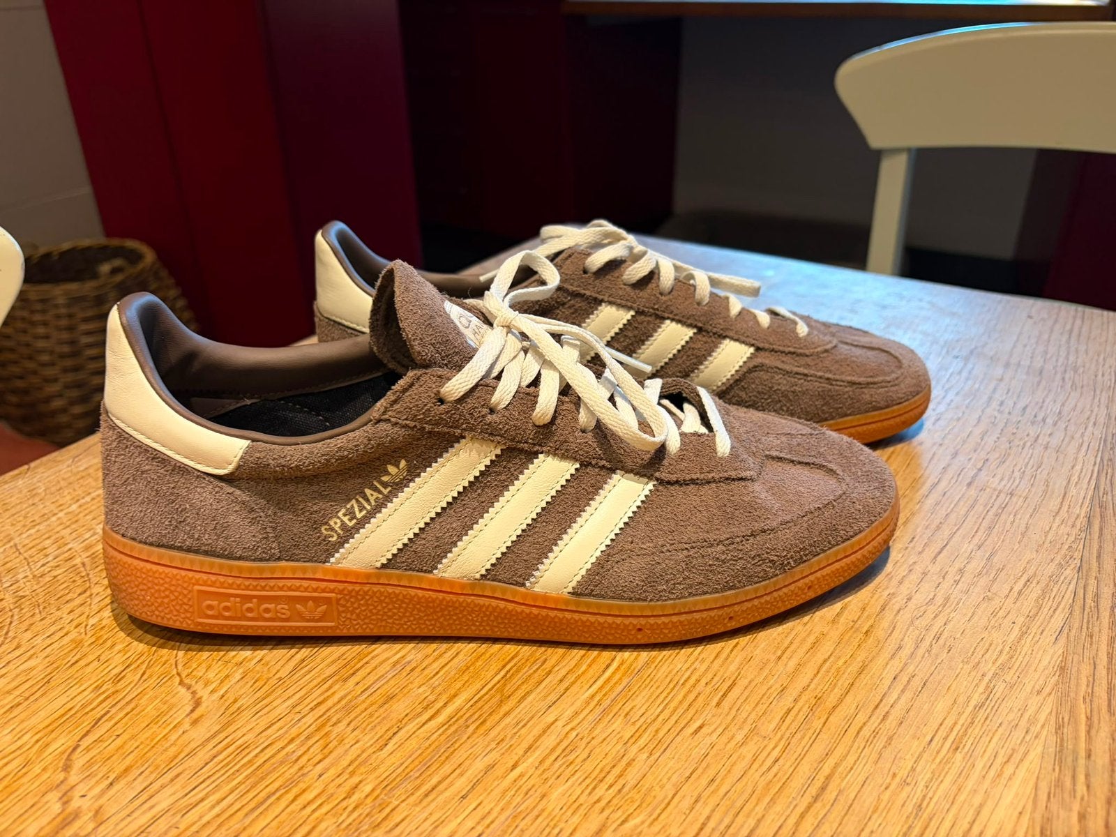 Chaussures Adidas Handball, Neuf, Enlèvement ou Envoi, Brun, Baskets