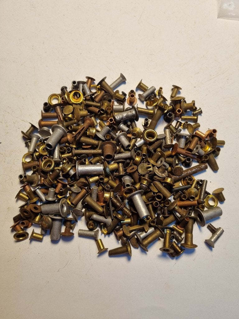 RIVETS - RIVETS DE DIFFÉRENTES TAILLES ET TYPES., Enlèvement ou Envoi, Neuf, Moins de 50 mm, Autres types