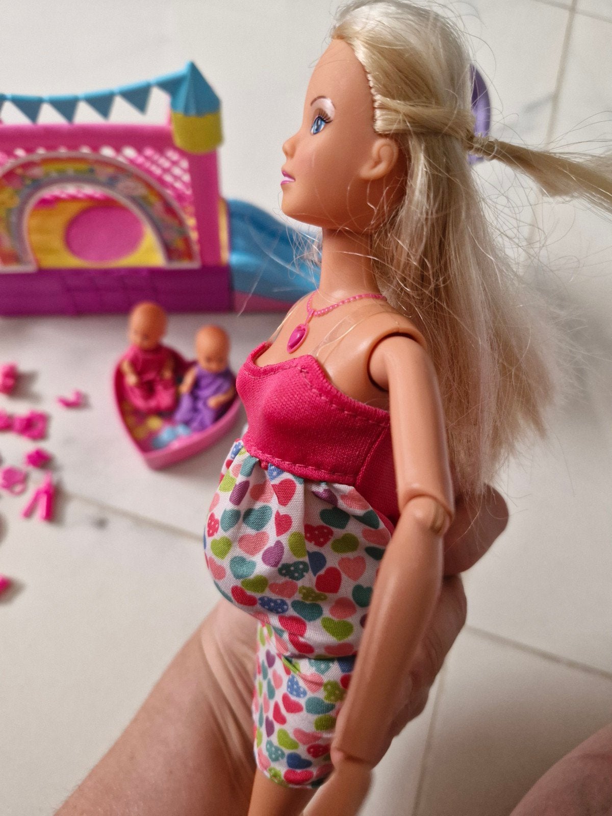 zwangere steffi love met baby en kinder accesoires, Enfants & Bébés, Jouets | Poupées, Enlèvement