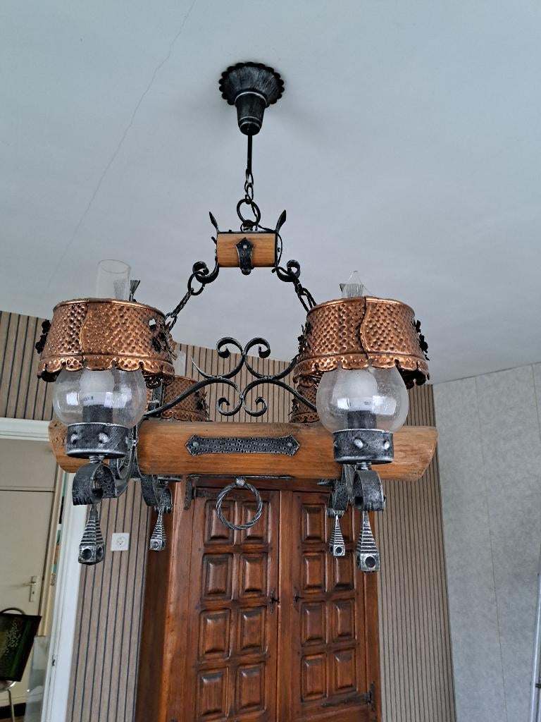 Klasssieke luchter met smeedwerk en koperen kappen, Huis en Inrichting, Lampen | Kroonluchters, Ophalen, Zo goed als nieuw, Hout