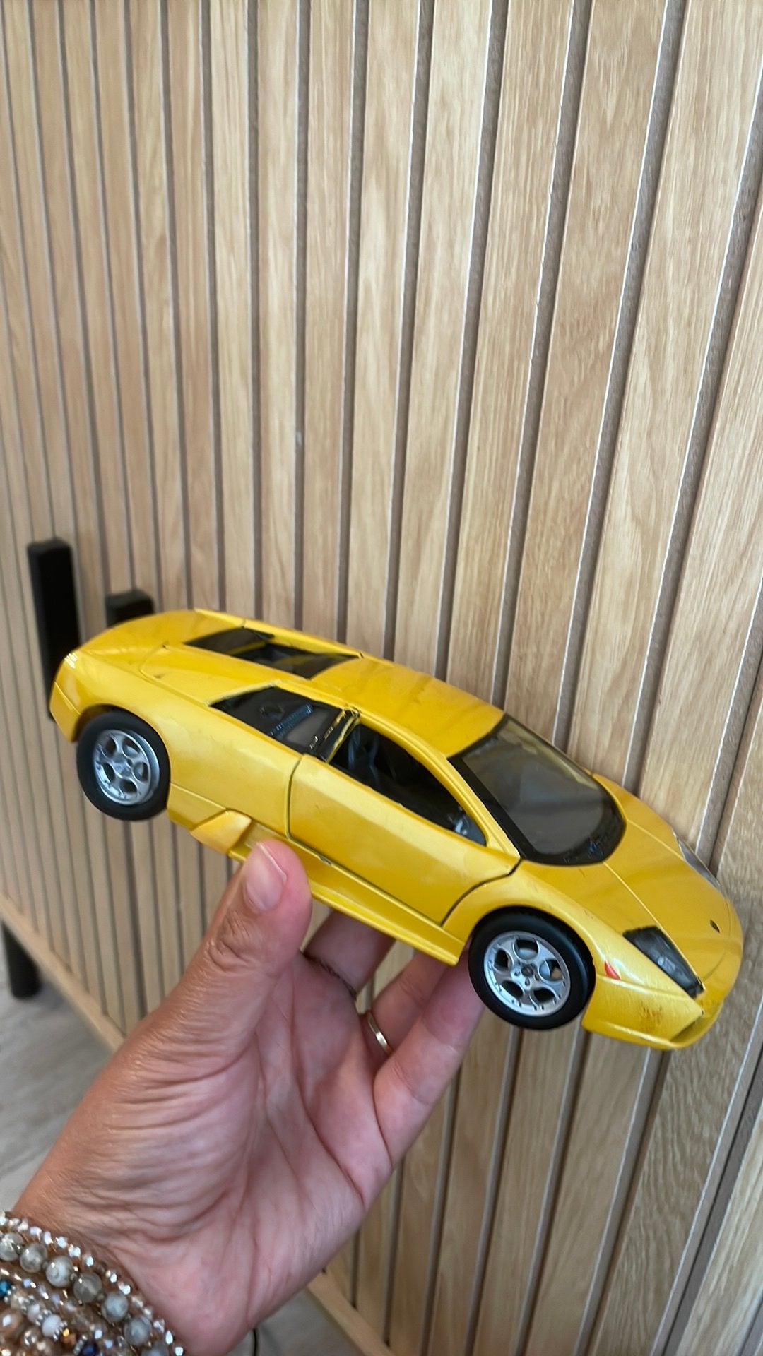 1/24 Lamborghini Murciélago Miniature - Geel, Ophalen of Verzenden, Zo goed als nieuw, Auto, Maisto