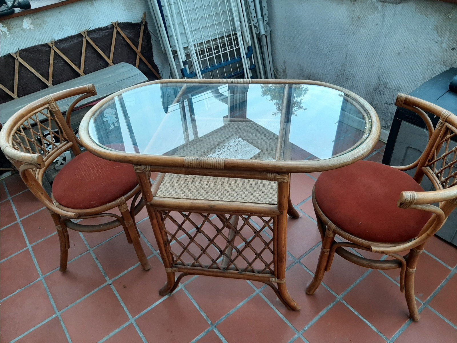 Tafel met 2 stoelen in rotan met glazen blad., Huis en Inrichting, Ophalen