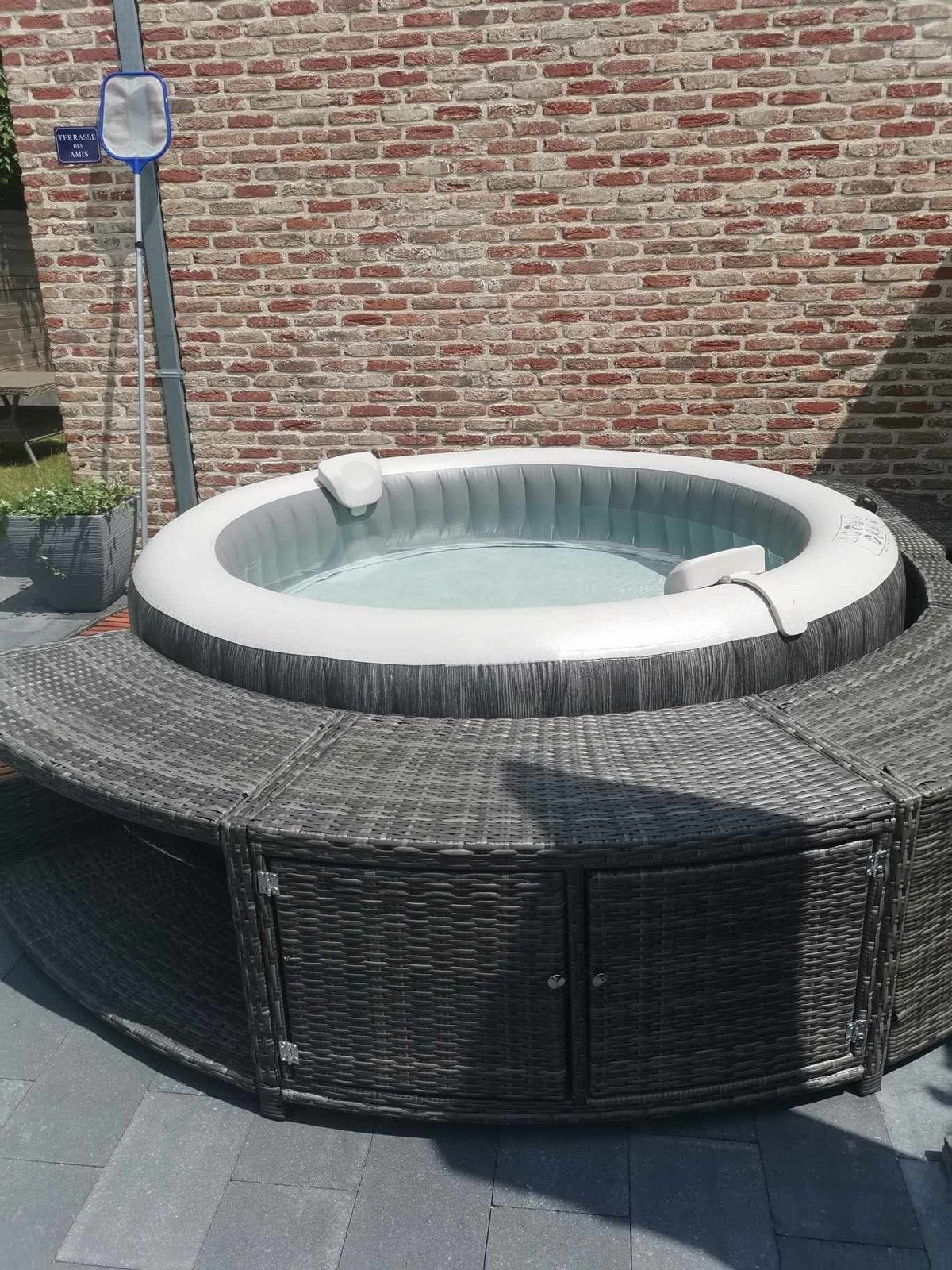 Opblaasbare jacuzzi / spa met luxe ombouw & trap, Ophalen, Zo goed als nieuw, Trap
